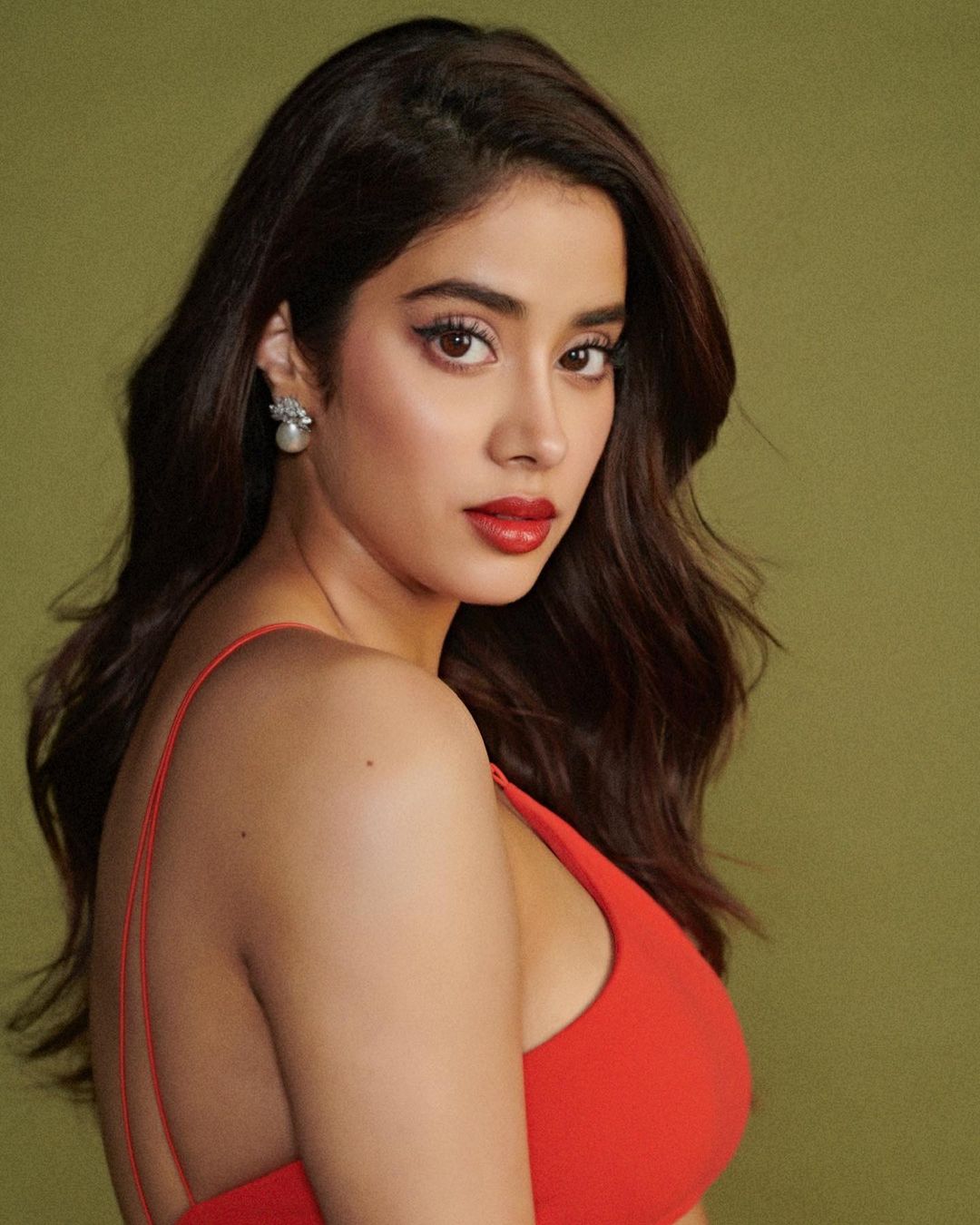 janhvi kapoor hot photos showing structure and shape getting viral