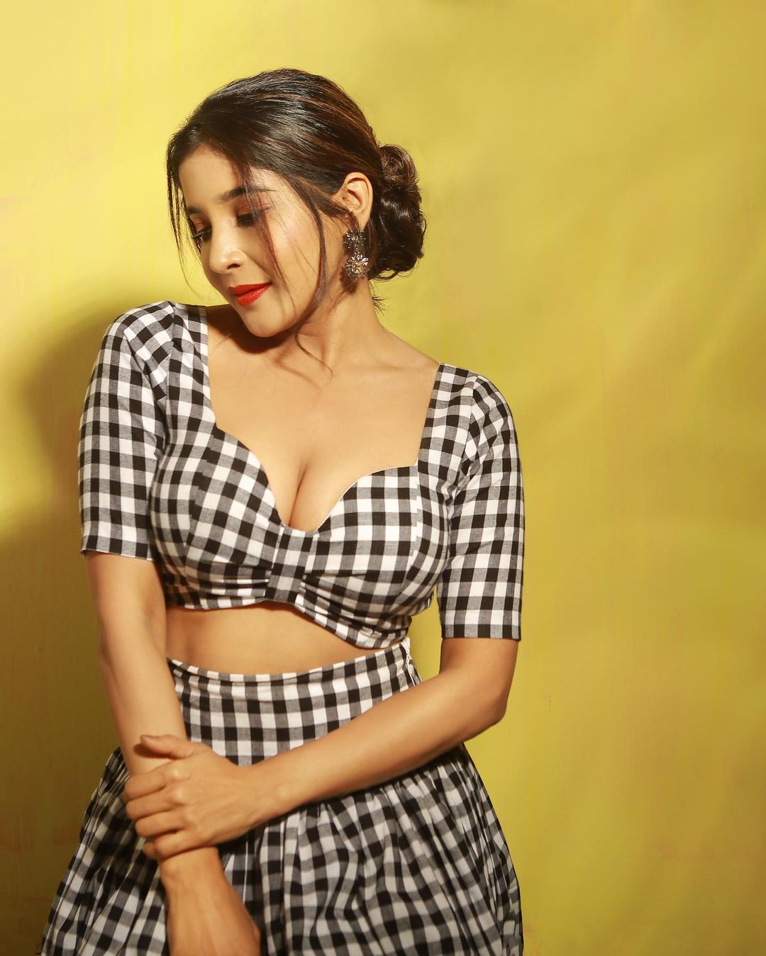 sakshi agarwal hot photos showing glamour in checked black and white gown