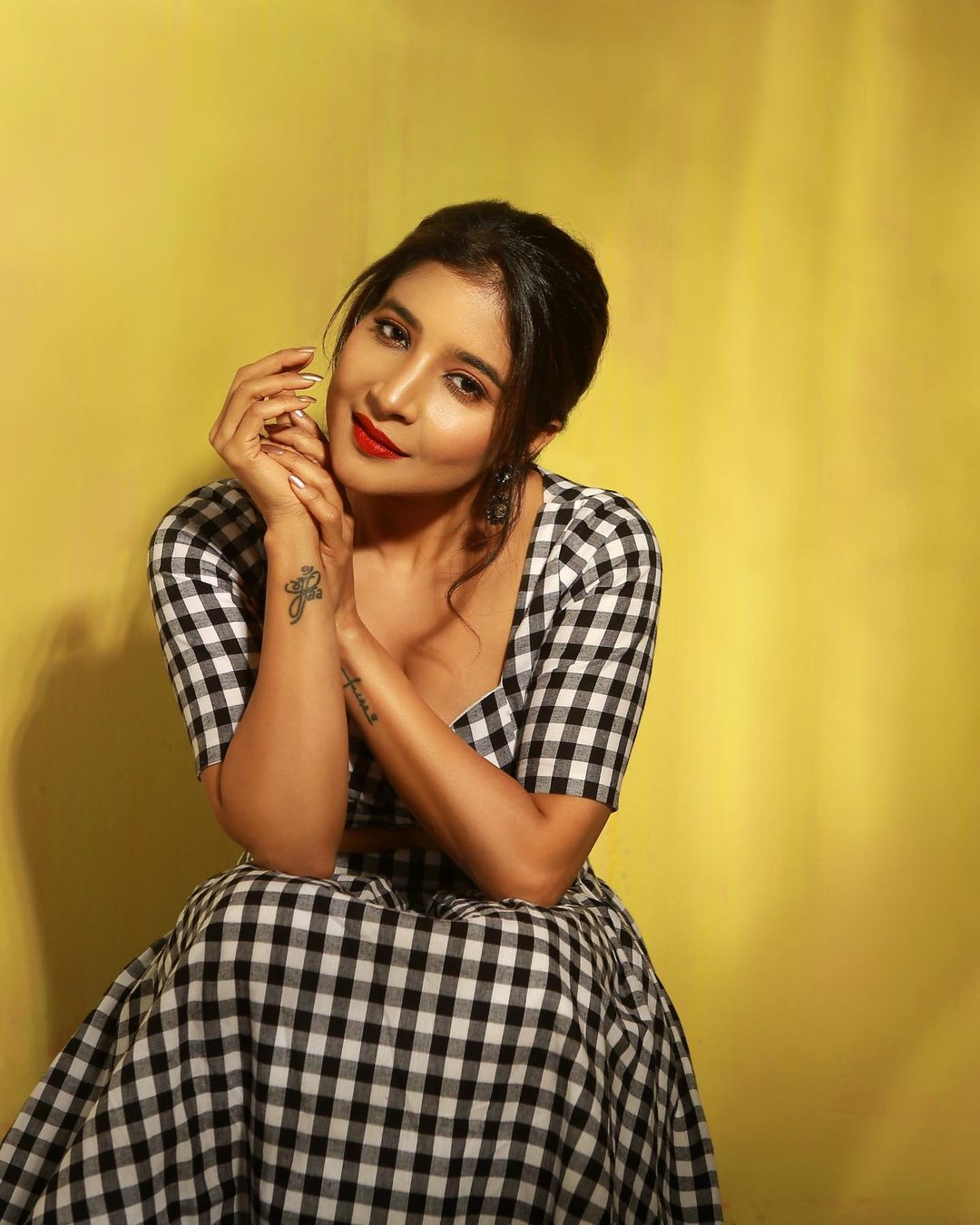 sakshi agarwal hot photos showing glamour in checked black and white gown
