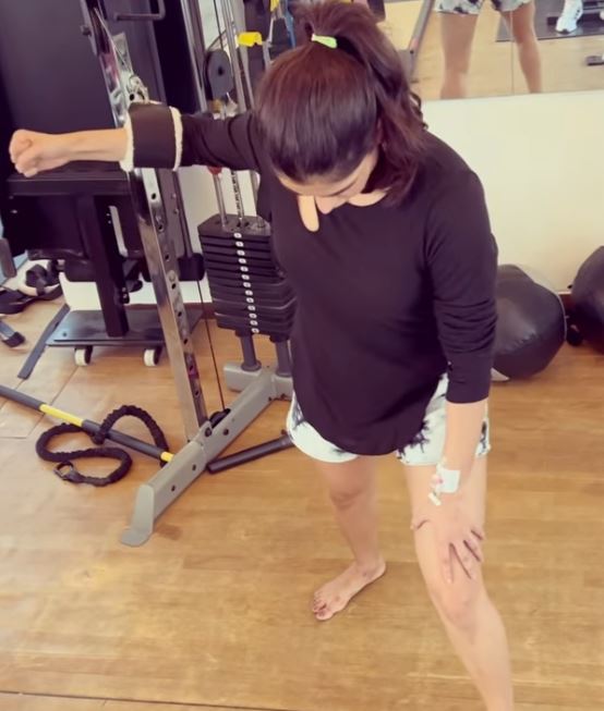 samantha workout with trips in one hand and working out in another hand video getting viral