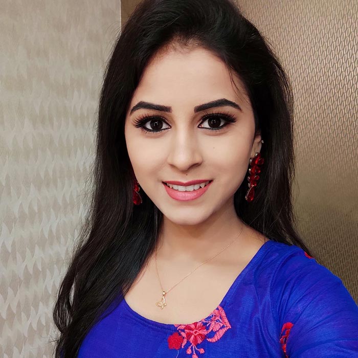 serial actress rithika soon get married and gives invitation to dd