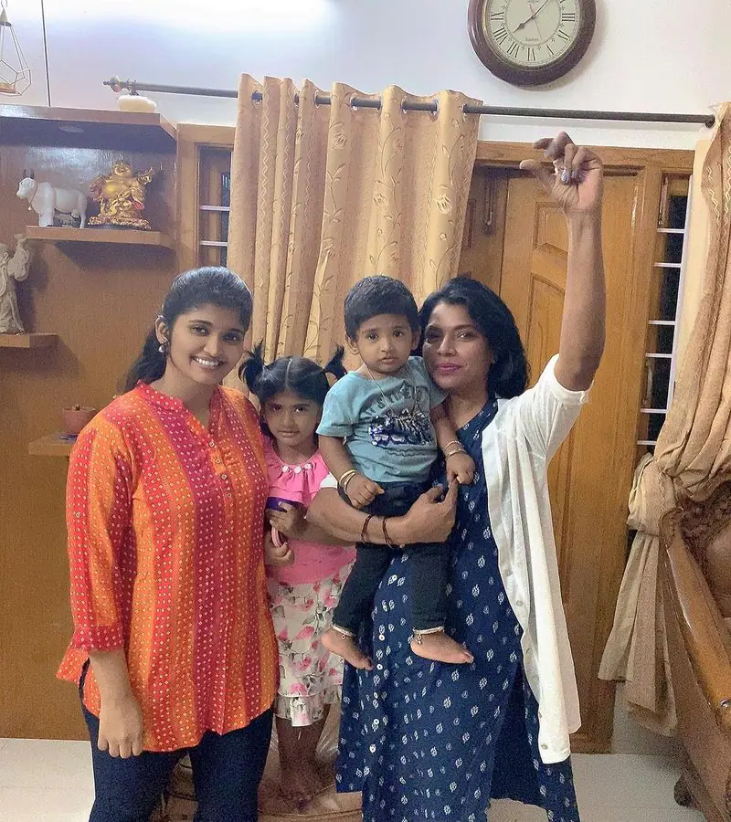 sandy master ex wife kajal pasupathy visits sandy master and clicks photo with his children and wife