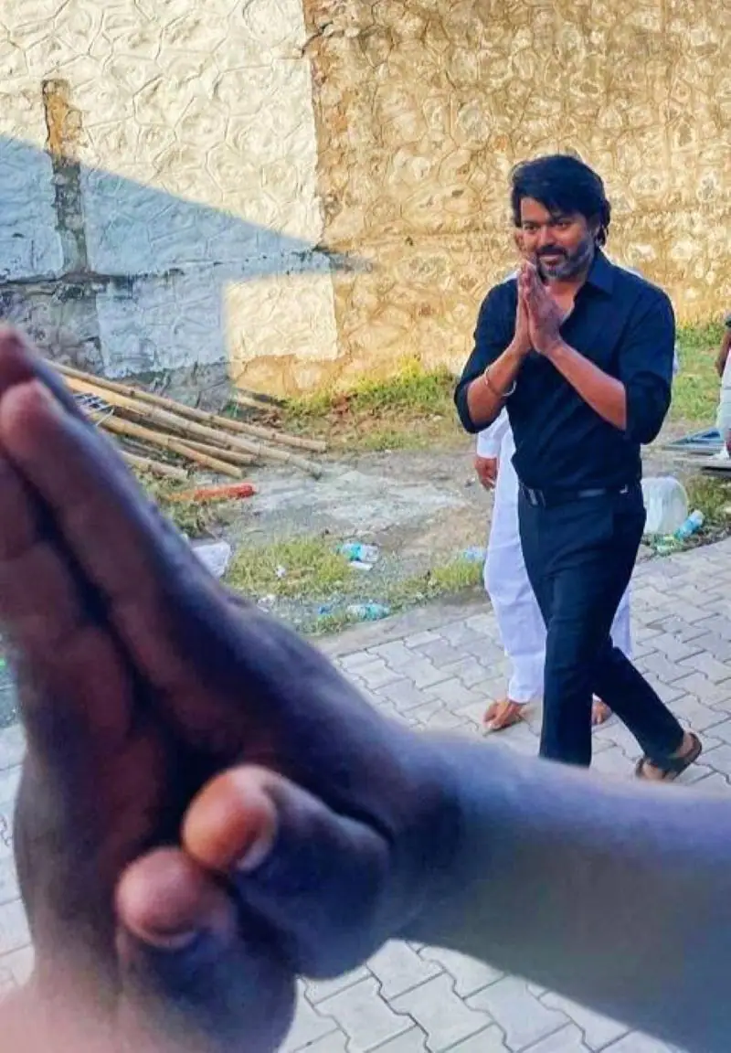 thalapathy vijay pose with physically challenged fan trolled by netizen as he pose for varisu promotion
