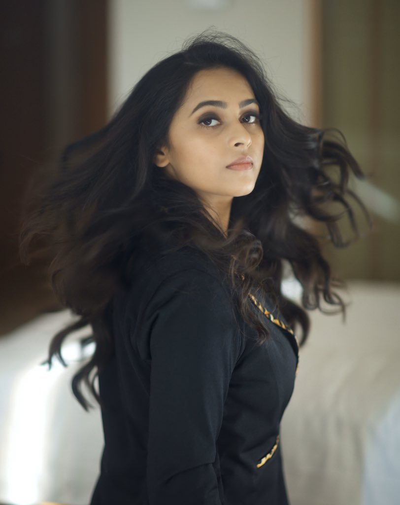 sri divya not getting chances due to overdrink in party rumours viral