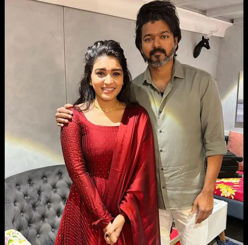 shabana shares pic taken with thalapathy vijay in varisu audio launch with excitement and happiness