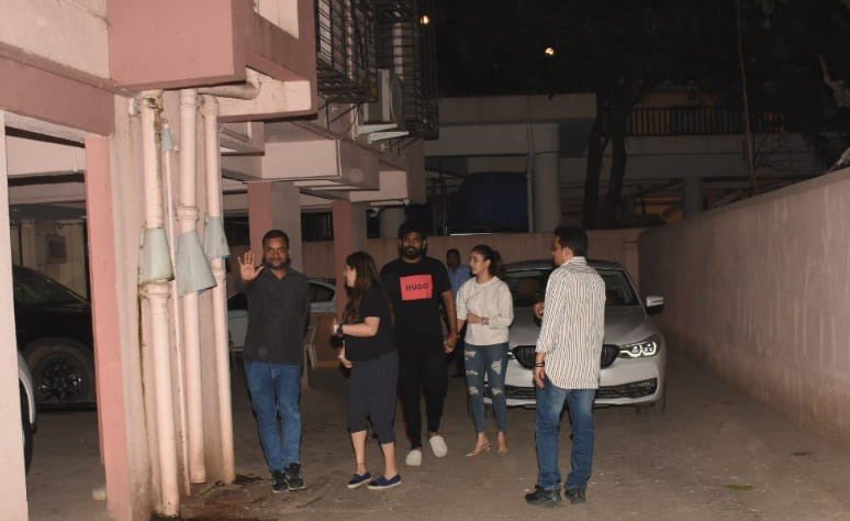 nayanthara and vignesh shivan spotted in mumbai photos getting viral
