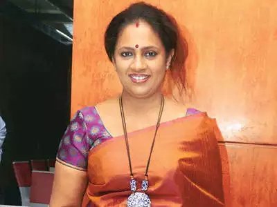 actress fell in lakshmi ramakrishnan feet during interview