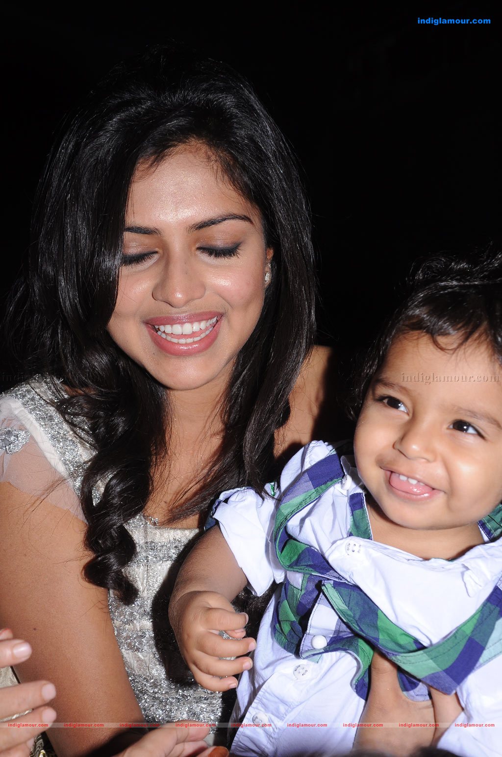 amala-paul-post-after-marriage-photo-with-child-