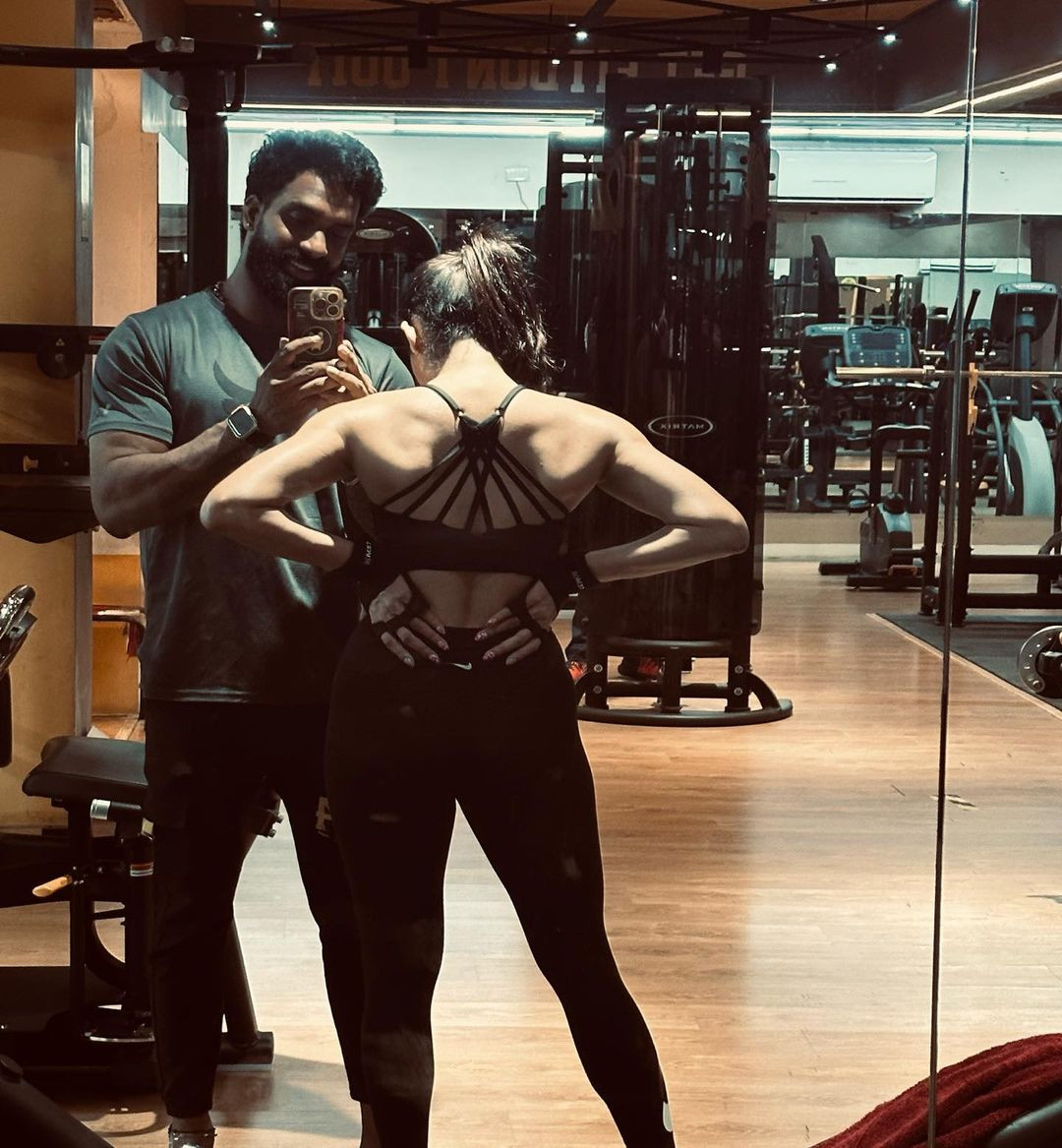 losliya-with-her-gym-trainer viral photo